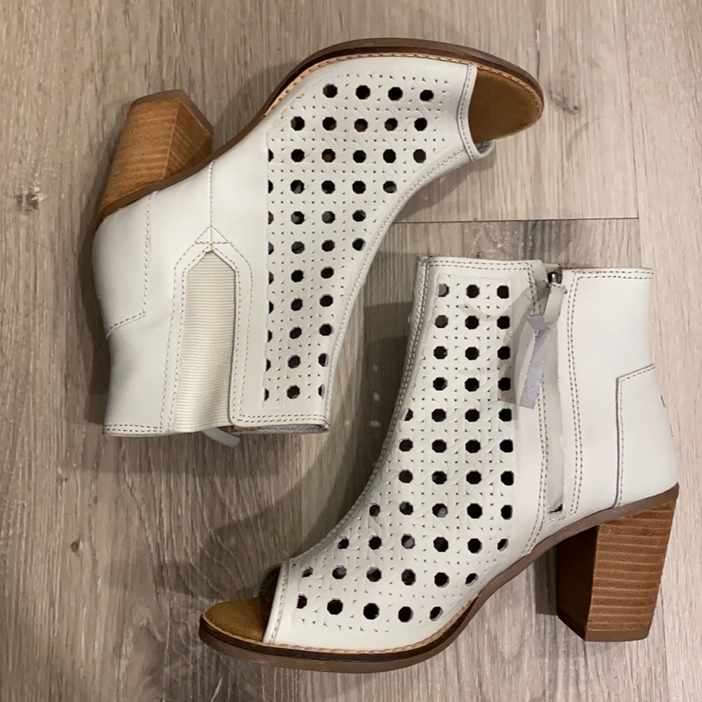 TOMS white leather majorca peep toe size 6. Worn once.